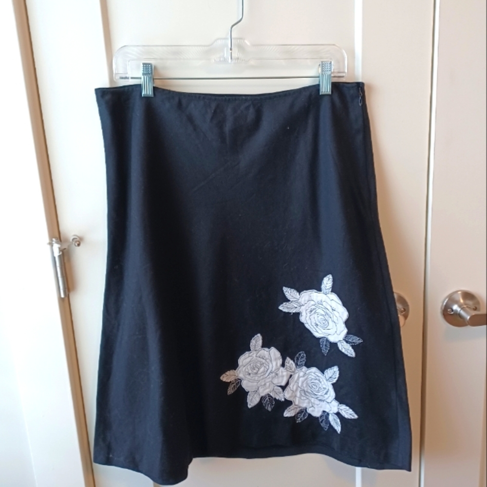 Jones Wear Sport Linen/Cotton Floral Applique Skirt